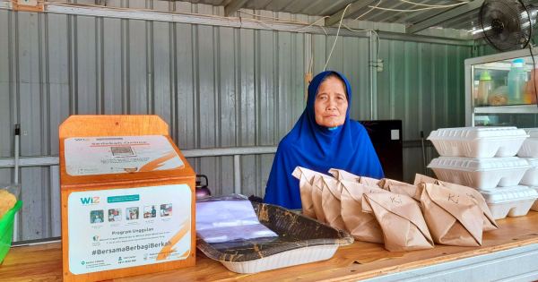 Di Usia 70 Tahun, Ibu Paini Lipat Gandakan Omzet UMKM Demi Impian Umrah Lewat Bantuan WIZ dan Paragon