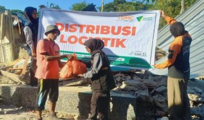 Tempuh Jalur Laut, Dompet Dhuafa Salurkan Bantuan Sembako bagi Penyintas Gempa di Pulau Palue