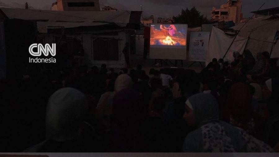Momen Anak-anak Gaza Tonton Film Kartun di Layar Tancap Keliling