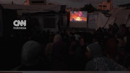 Momen Anak-anak Gaza Tonton Film Kartun di Layar Tancap Keliling