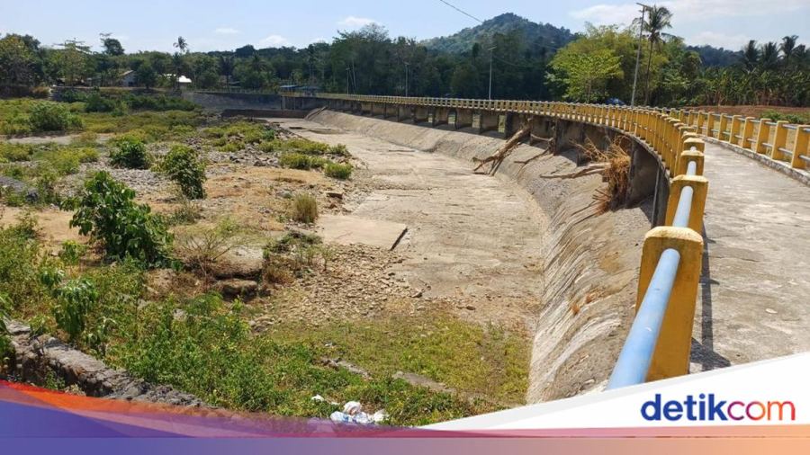 Bendungan Lekopancing Maros Mengering Akibat Kemarau Panjang