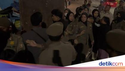 Emak-emak PKL di CPI Makassar Ngamuk Ditertibkan Petugas Satpol PP
