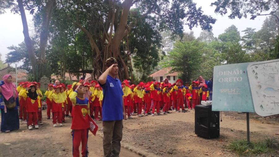 Siswa Sekolah Kreatif Belajar Kepahlawanan di Tempat Outbound