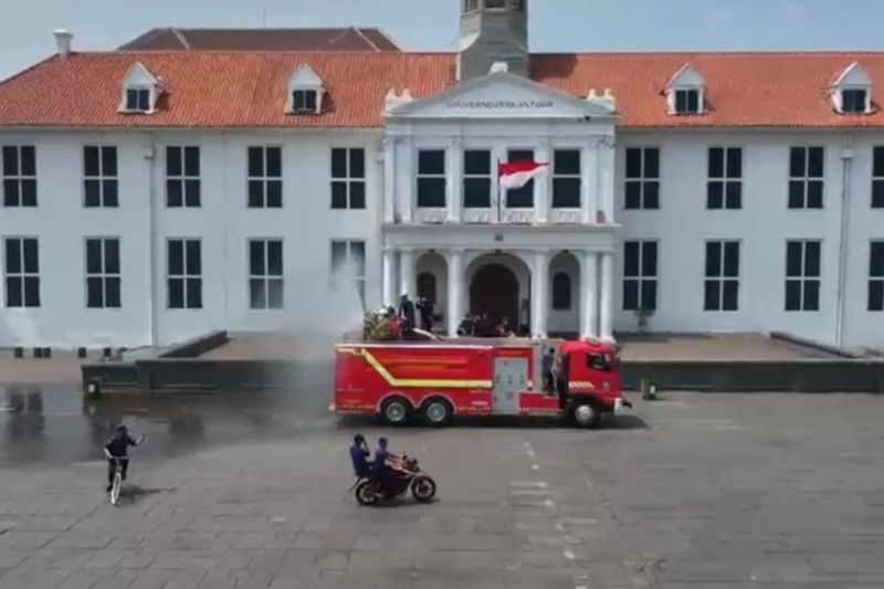 Petugas gabungan lakukan penyemprotan "water mist" di Kota Tua