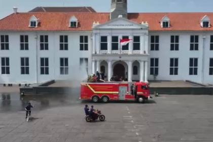 Petugas gabungan lakukan penyemprotan "water mist" di Kota Tua