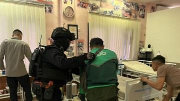 Brimob Polda Metro Bantu Evakuasi Driver Ojol Celaka di Jakpus