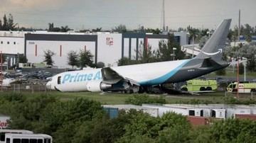 Pesawat Tabrak Mobil di Bandara Miami hingga Terbakar, 5 Orang Tewas