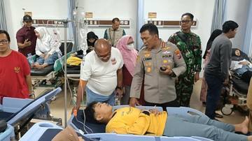Polisi Bantu Evakuasi Ratusan Santri yang Keracunan MBG di Sidoarjo