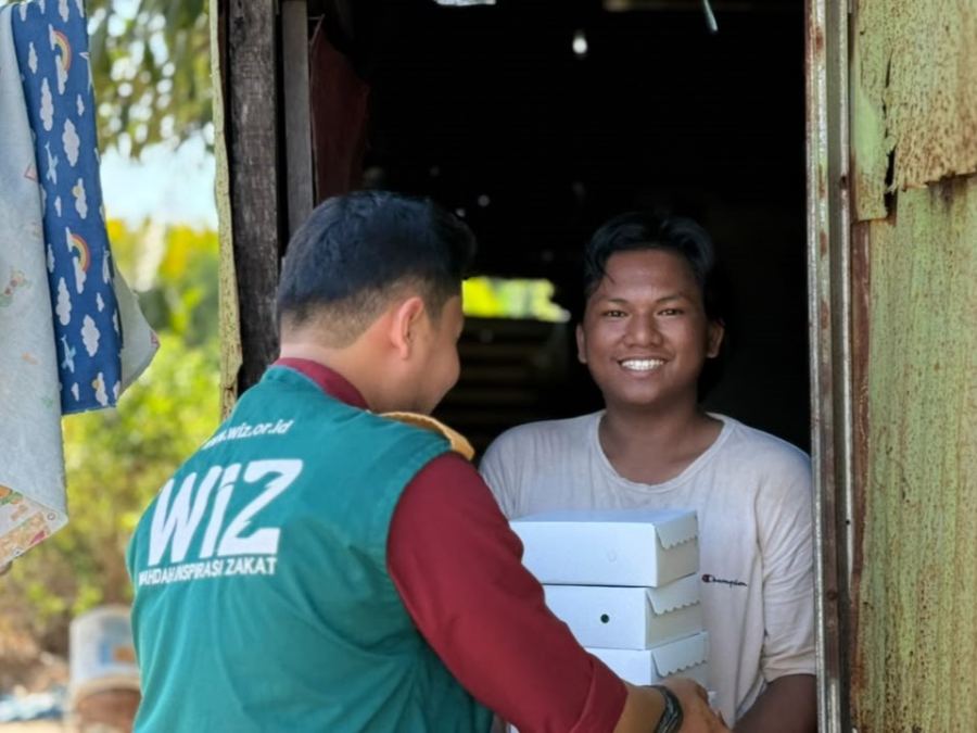 Hadirkan Kebahagiaan Pejuang Keluarga, WIZ Salurkan Program Sedekah Jumat di Makassar