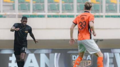 Dewa United Bantai Brisbane Roar 4-0, Struick Cetak Gol Cepat