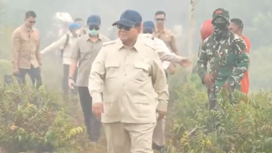 Tanpa Masker, Prabowo Hirup Kabut Asap dari Kebakaran Hutan Kalimantan