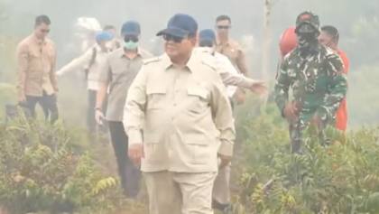 Tanpa Masker, Prabowo Hirup Kabut Asap dari Kebakaran Hutan Kalimantan