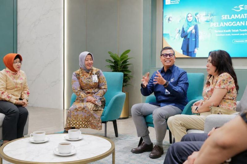 Peringati Harpelnas, Dirut BSI Sambut dan Layani Nasabah Dengan Sepenuh Hati