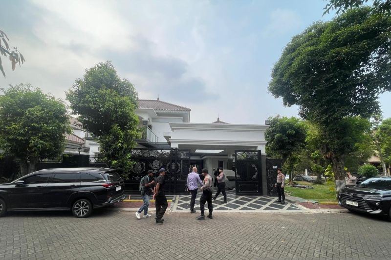 KPK geledah rumah anggota Polri terkait pengembangan kasus Ade Kunang