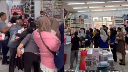Dampak Abu Vulkanik Anak Krakatau, Warga Pandeglang Serbu Minimarket untuk Beli Masker