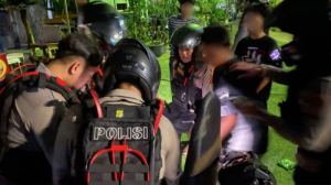 Brimob Polda Metro Bantu Amankan Lokasi Kebakaran Lapak Limbah di Bekasi