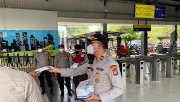 Polisi Keliling Stasiun Jurangmangu Bagikan Masker Antisipasi Abu Vulkanik