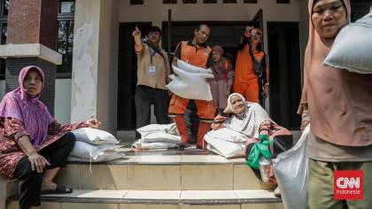 FOTO: Antusiasme Warga Tebet Terima Bantuan Pangan Beras