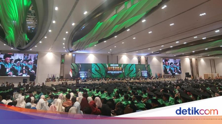 Rektor UMI Ungkap Kebanggaan Raih detiktimur Awards di Hadapan Wisudawan