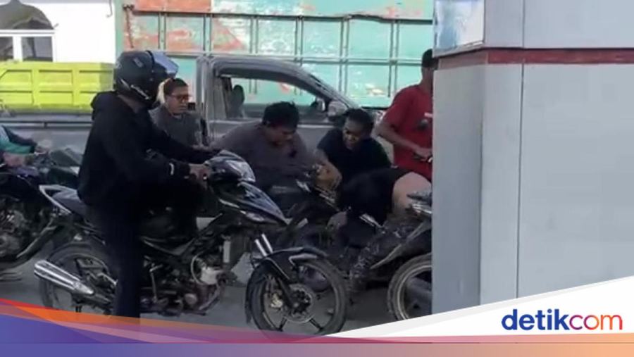 2 Pria Berkelahi Pakai Badik Saat Antre BBM di SPBU Bone