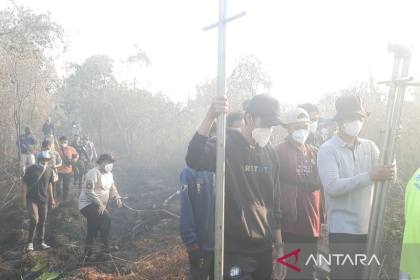 Kapolda Kalsel bersama elemen mahasiswa kompak padamkan karhutla 