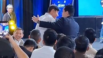 Momen Shin Tae-yong Rangkulan dengan Erick Thohir di Launching Super League