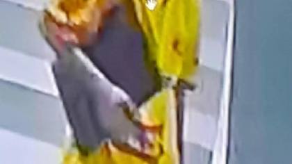CCTV Rekam Pria Berbaju Kuning Diduga Curi Laptop Rp14 Juta di Kendari, Kabur Lewat Balkon Masjid
