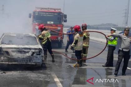 Sedan terbakar di Tol JORR Pondok Indah diduga akibat korsleting mesin