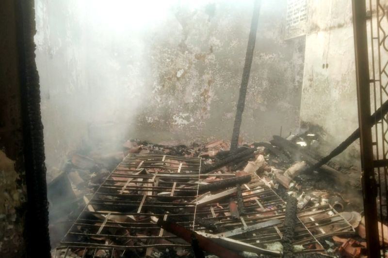 Dua rumah di Pondok Labu terbakar diduga akibat gangguan kelistrikan