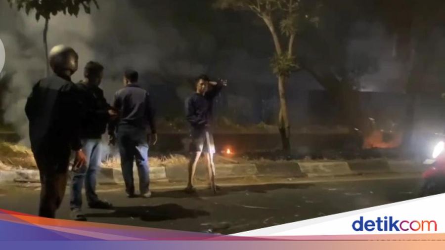 Geng Motor Bawa Busur Serang Warga-Bakar Tanaman di Median Jalan Makassar