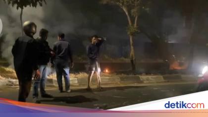 Geng Motor Bawa Busur Serang Warga-Bakar Tanaman di Median Jalan Makassar