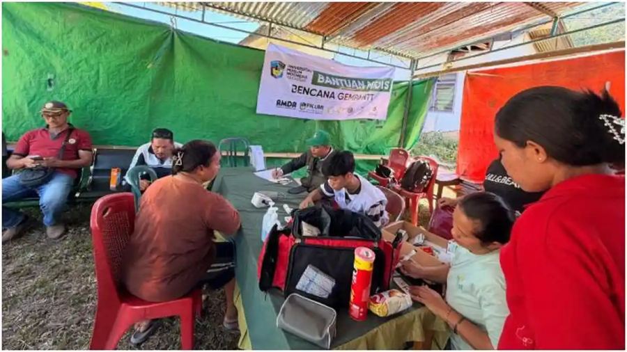 Puskesmas Ambruk Diguncang Gempa, Tim Medis UMI Layani 100 Warga dari Tenda Darurat