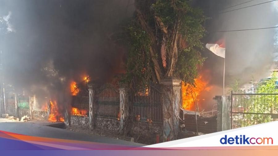 Kebakaran Bus di Depan SMA 5 Makassar, Damkar Lakukan Pendinginan