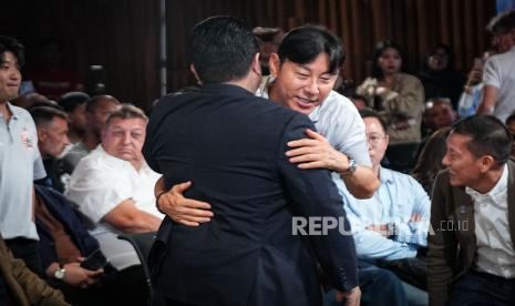 Momen Erick Thohir Berpelukan dengan Shin Tae Yong di Launching BRI Super League Jadi Sorotan