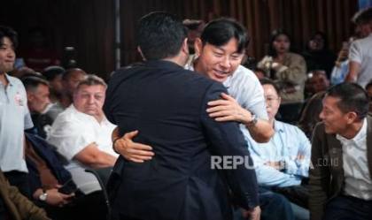 Momen Erick Thohir Berpelukan dengan Shin Tae Yong di Launching BRI Super League Jadi Sorotan
