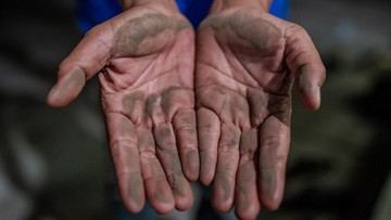 Hujan Abu Erupsi Anak Krakatau, Warga Pandeglang Diimbau Pakai Masker
