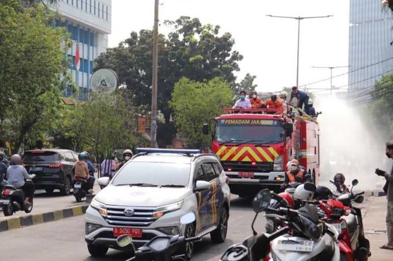 Pemkot Jakbar semprot "water mist" serentak di delapan kecamatan