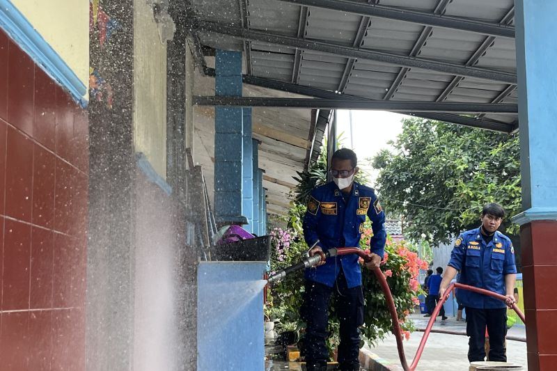 Damkarmat Lamsel siram abu vulkanik di sejumlah fasilitas terdampak