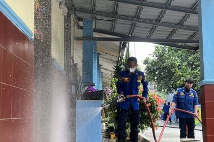 Damkarmat Lamsel siram abu vulkanik di sejumlah fasilitas terdampak