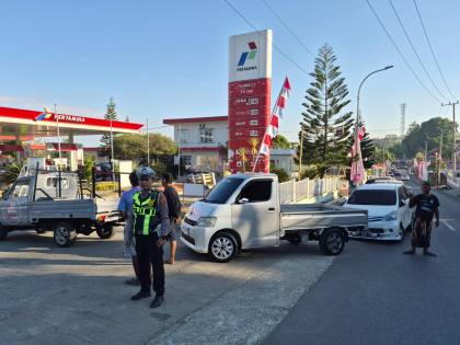 Warga Keluhkan Antrean SPBU, 7 Polisi Dikerahkan di Kota Sengkang
