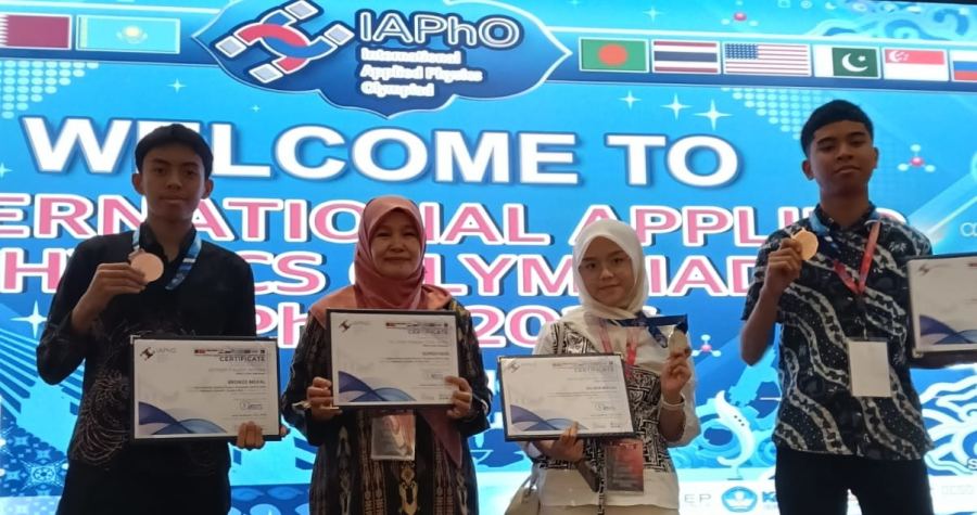 Murid MAN 2 Kota Makassar Unjuk Prestasi di IAPhO 2026 Bandung