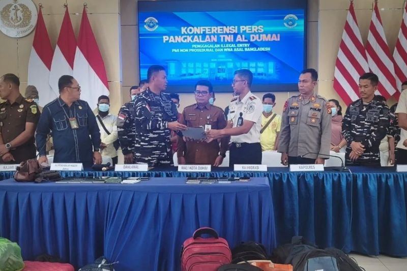 TNI AL kejar tekong bawa 16 orang secara ilegal dari Malaysia