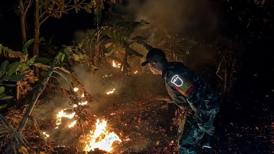 21 Hektare Lahan Terbakar di Watang Pulu Sidrap, Kapolres dan Dandim Ikut Padamkan Api