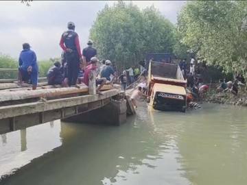 Jembatan di Pandeglang Ambruk Saat Dilewati Truk Pasir, Akses Warga Lumpuh