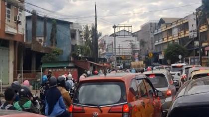 Kemacetan Panjang Simpang Empat Pasar Baru Kendari Imbas Protes Eksekusi Lahan hingga Blokade Jalan