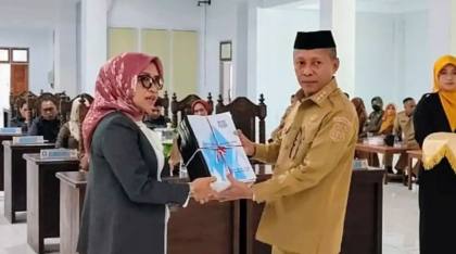Bupati Afirudin Serahkan KUA dan PPAS APBD Buton Utara Tahun 2027