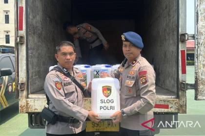 Polda Sumsel distribusikan 100 jerigen cairan X-Fire ke 11 Polres