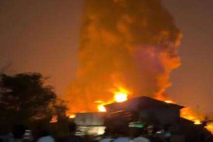 Kebakaran hebat landa lapak-lapak di Srengseng Jakbar
