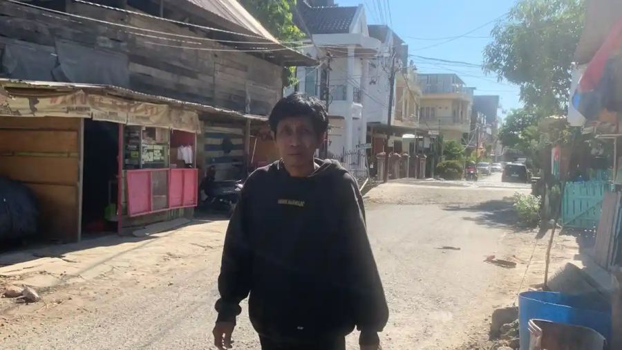 Panas Menyengat Surutkan Langkah Daeng Manrapi Jajakan Kue Keliling Buatan Istri di Sengkang