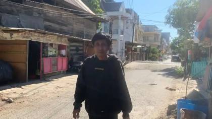 Panas Menyengat Surutkan Langkah Daeng Manrapi Jajakan Kue Keliling Buatan Istri di Sengkang